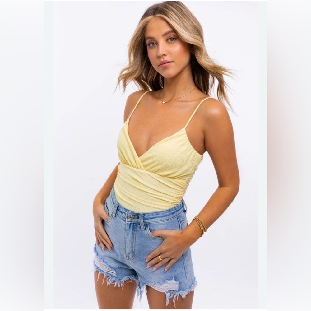 Women’s Yellow V-neck Ruched cropped Tank top, size Medium